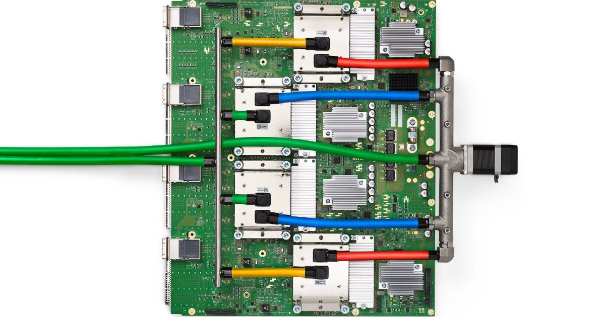 구글 TPU v4 보드입니다. 데카르트의 최적화 스택은 이 칩에서도, 엔비디아 GPU에서도, 아마존 트레이니엄에서도 돕니다.