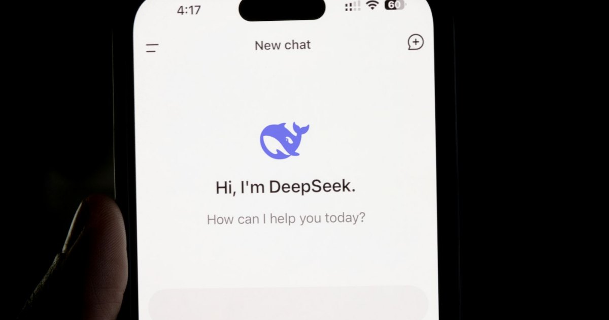 DeepSeek 앱 첫 화면. 권고문은 이 회사가 2024년 말부터 미국 모델을 상대로 조직적인 증류를 해 왔다고 적었습니다.