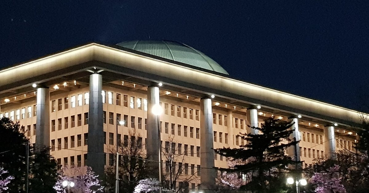 서울 여의도의 국회의사당 야경