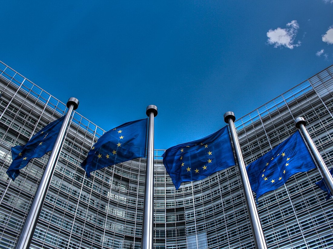 EU 회원국들의 깃발이 나란히 게양되어 바람에 펄럭이는 모습