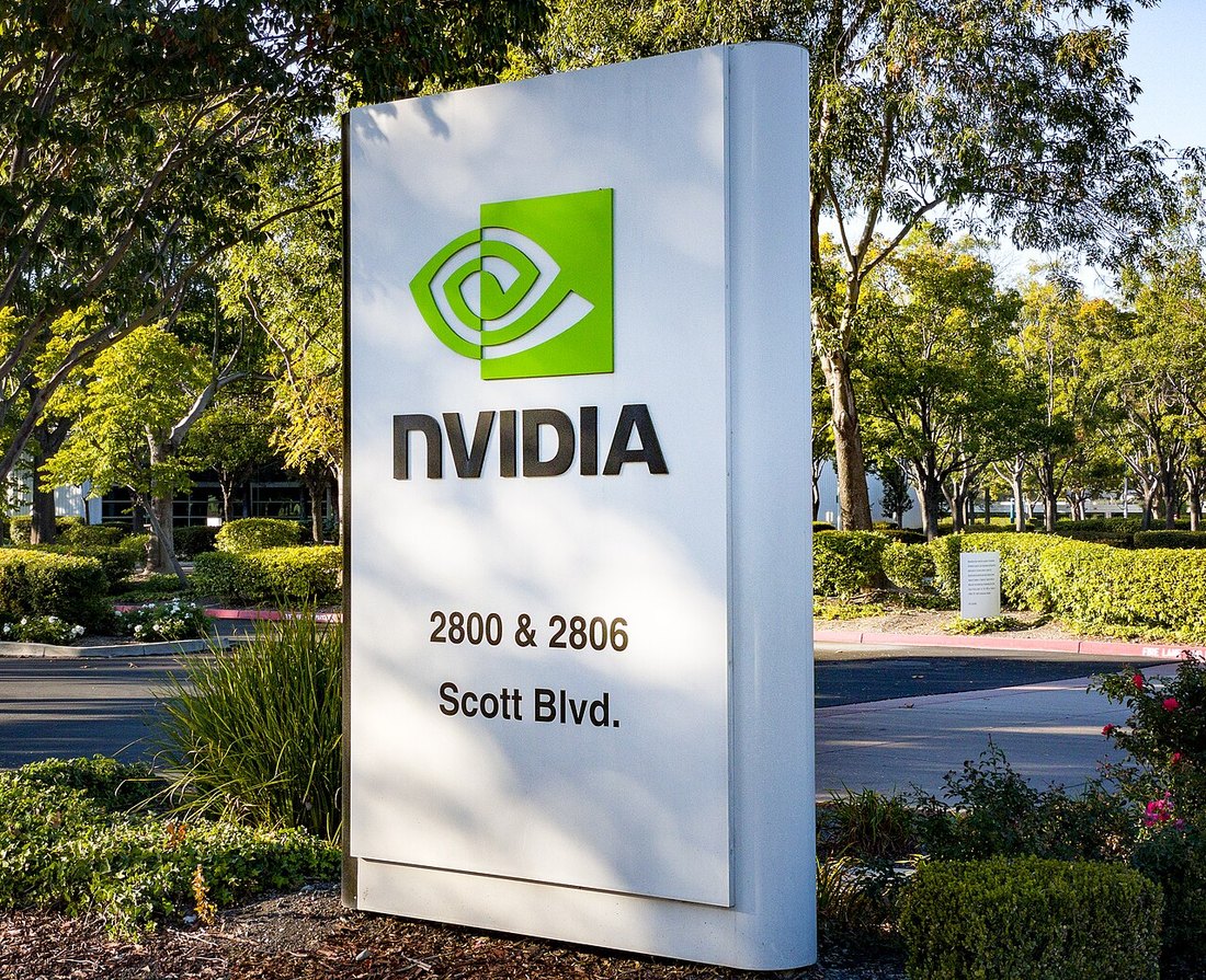반도체 웨이퍼 표면에 검은 펜으로 남겨진 NVIDIA 친필 사인